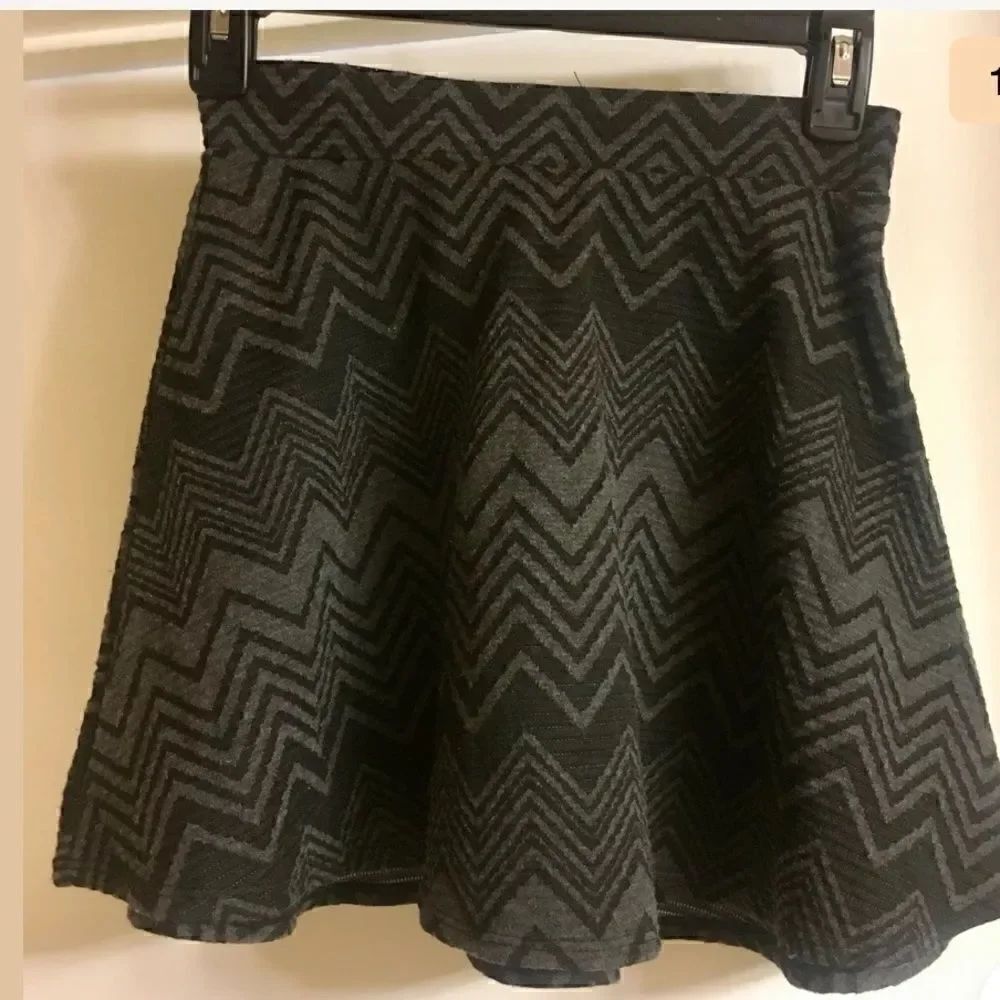 NWOT FULL TILT Black and Gray Zig Zag Skirt
